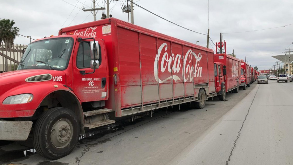 Continúa la huelga en la Coca-Cola; consumidores reportan desabasto de refresco