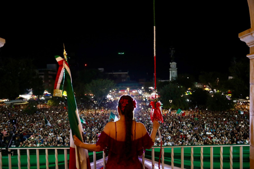 Celebran más de 45 mil neolaredenses Grito de Independencia encabezado por Carmen Lilia Canturosas 