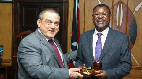 Retira Rumania a su embajador en Kenia por comparar a los “africanos” con un mono