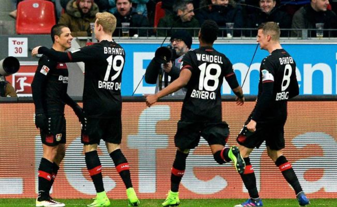 'Chicharito' marca doblete en su regreso con el Leverkusen