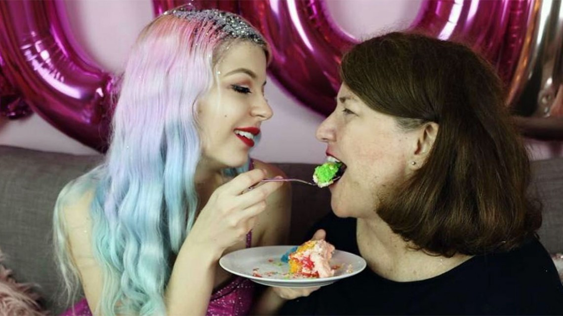 Julia Zelg se ha comprometido; su novia le lleva 37 años