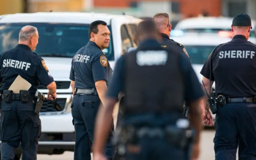  Localizan en TX a tres niños abandonados junto con el cádaver de su hermano 