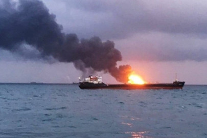 Se incendian dos barcos en estrecho de Kerch