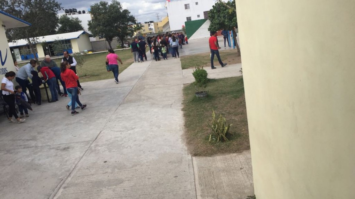 Padres de familia hacen fila para inscribir a sus hijos