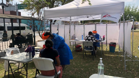 Acercan alimento, salud e higiene a campamento migrante