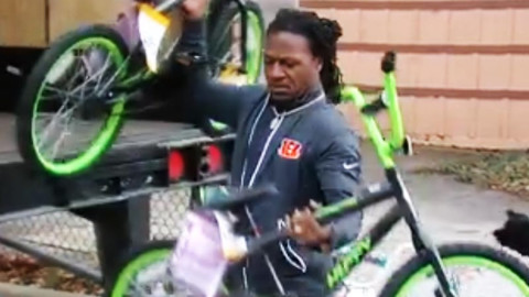 Adam Jones regala 430 bicicletas a niños