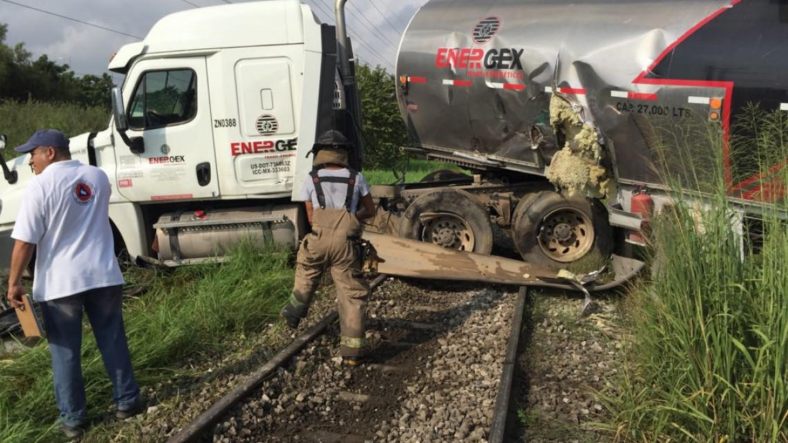 Tren embiste tráiler que transportaba material flamable
