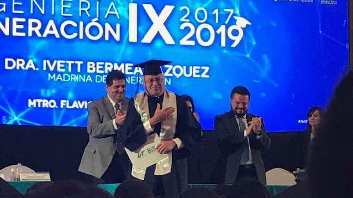 Se gradúa de la ingeniería en macarrónica a los 63 años de edad 