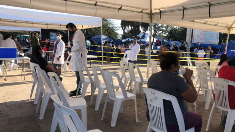 Migrantes reciben vacuna contra covid-19 e influenza