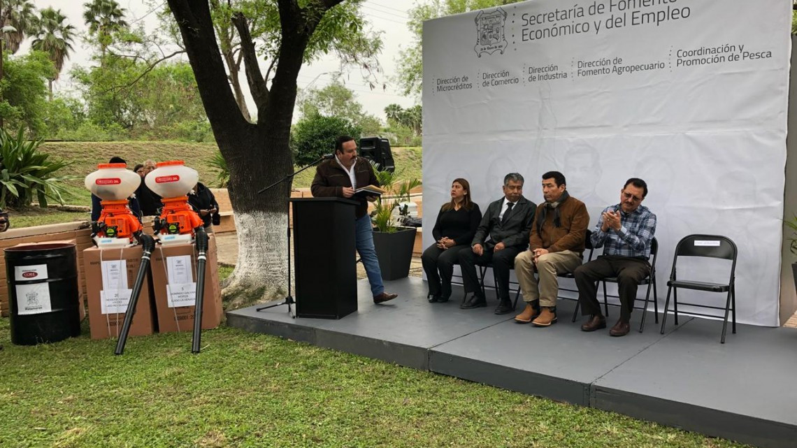 Entregan moto aspersoras a productores del campo
