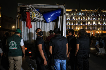 Realizan plantón frente a Palacio Nacional: padres de los 43 exigen diálogo con AMLO