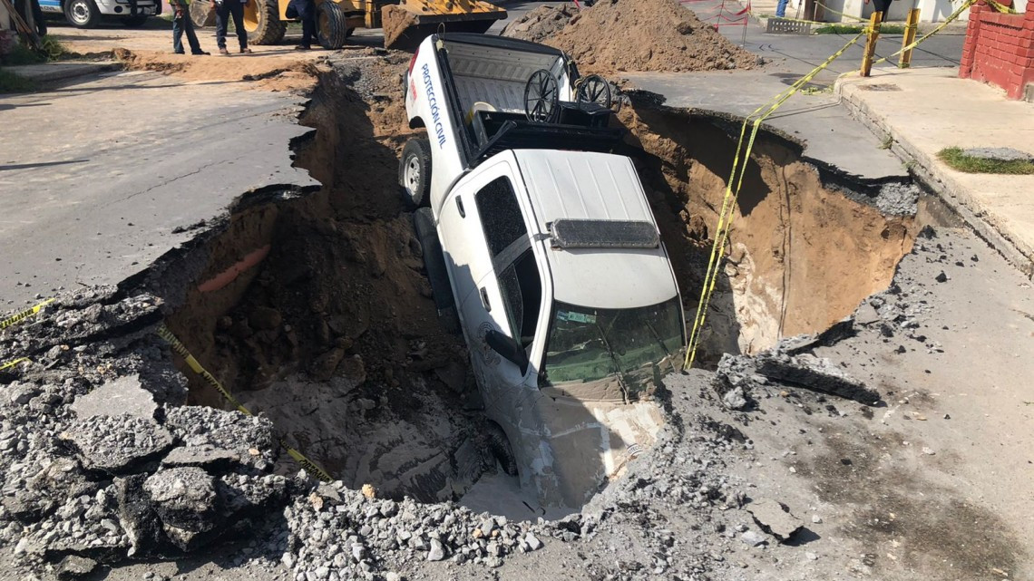 Se traga socavón a patrulla de Protección Civil en Nuevo Laredo
