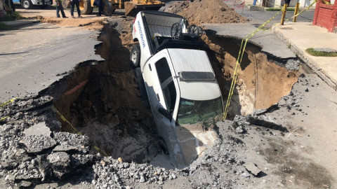 Se traga socavón a patrulla de Protección Civil en Nuevo Laredo