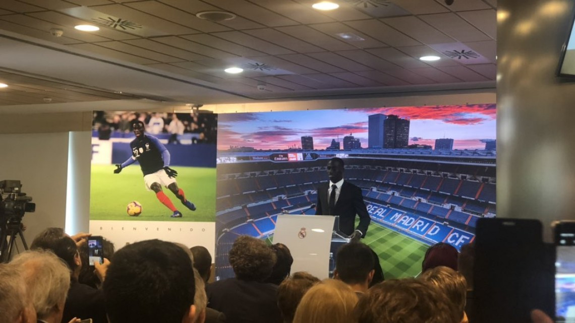 Ferland Mendy ya posa con la camiseta del Real Madrid