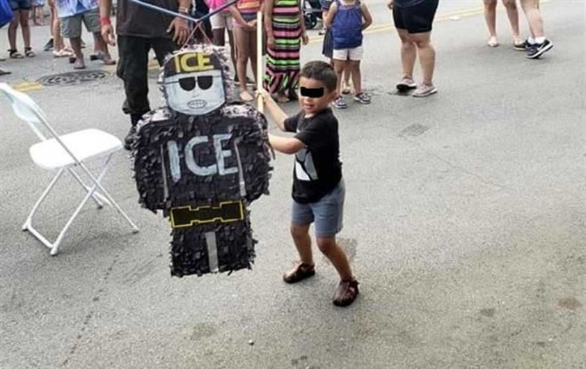 Rompen piñata con forma de agente de ICE en Chicago