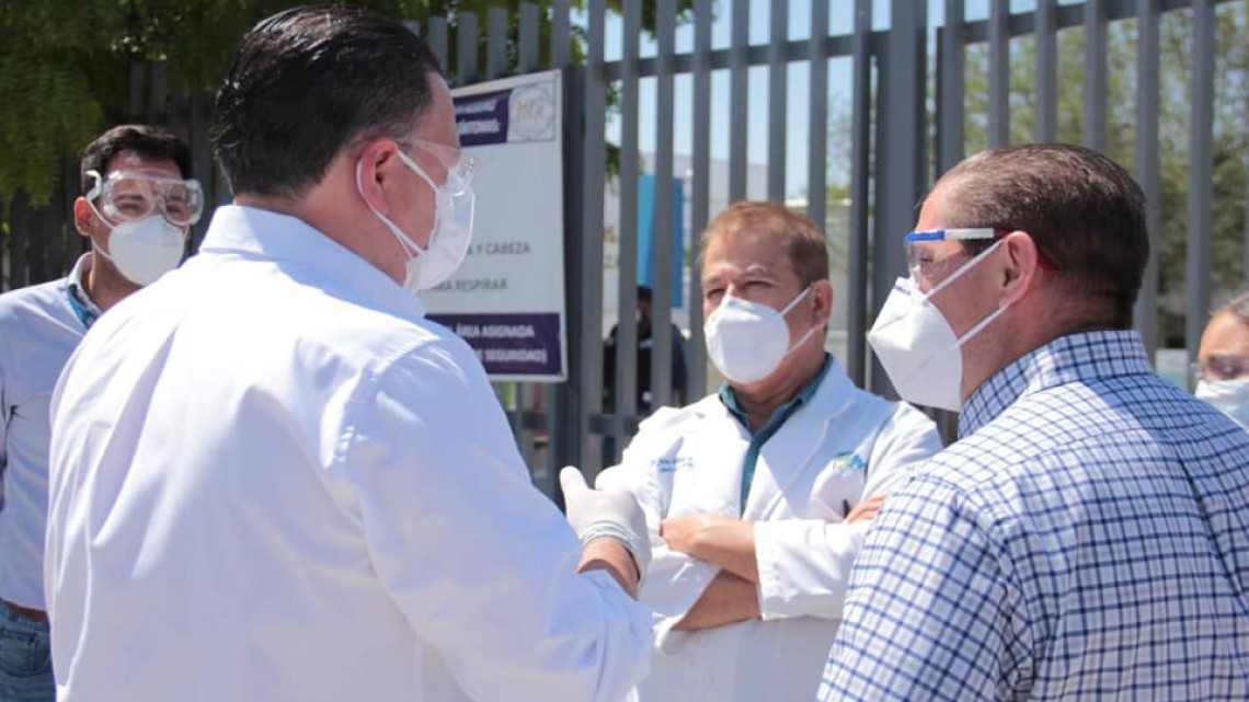 Gerardo Peña lleva apoyos a familias y personal médico en el Hospital General