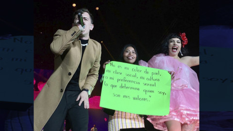 Yalitza Aparicio protesta en concierto de Mon Laferte