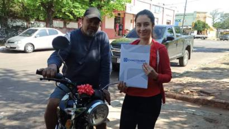 Regala moto a su padre por ayudarla a estudiar dos carreras