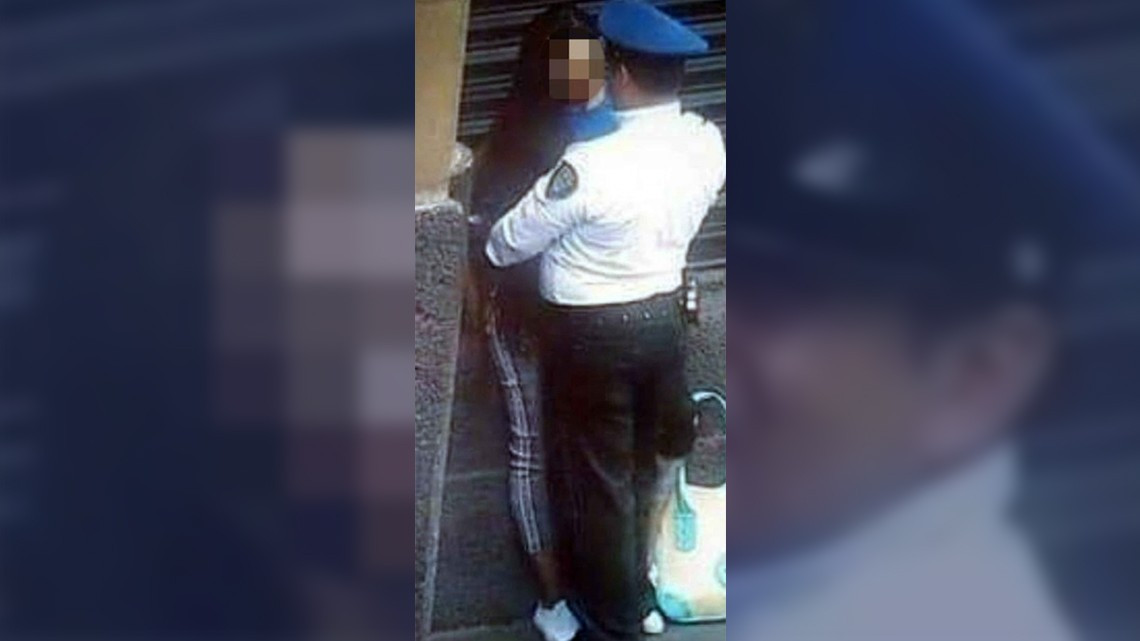 Captan a policía cariñoso con una mujer en horas de trabajo