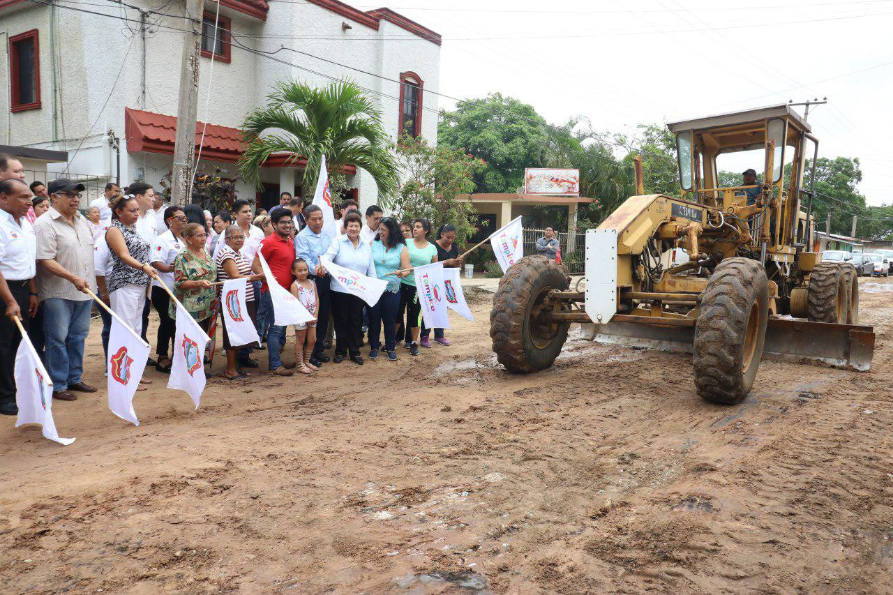 Arranca Ayuntamiento porteño pavimentación de la calle Belisario Domínguez en la colonia Arenal