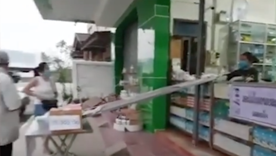 Farmacia implementa ingeniosa forma de atender a sus clientes 