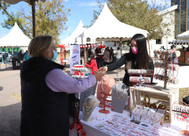 Gobierno municipal beneficia al talento local con el primer bazar "Haciendo Comunidad" del año