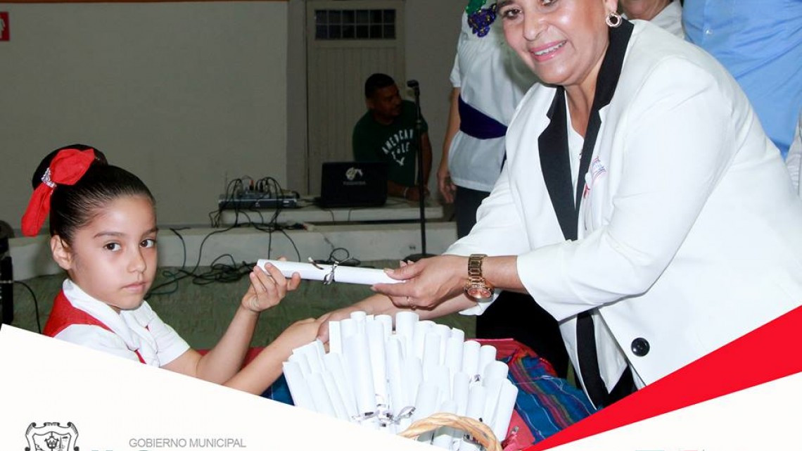 Entregan constancias en jardín de niños