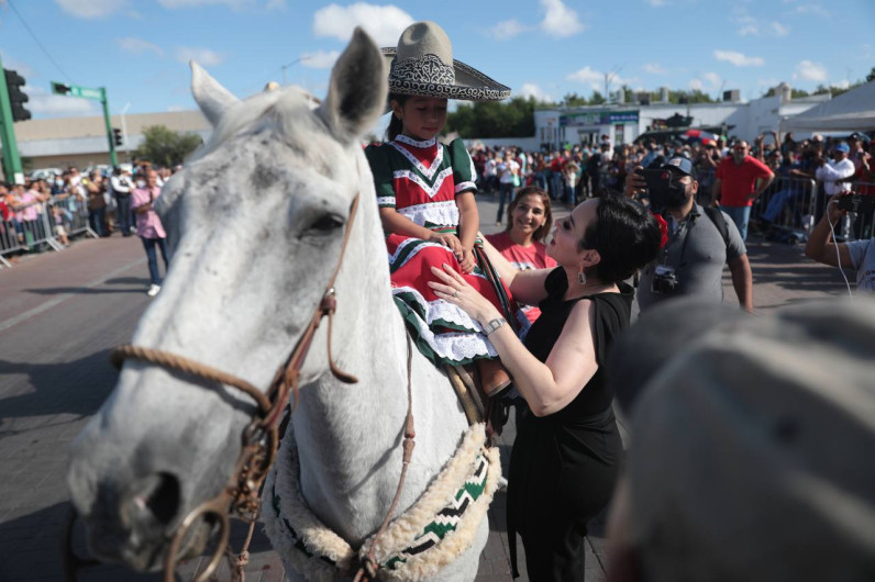 Desfilan Neolaredenses por la Independencia de México 