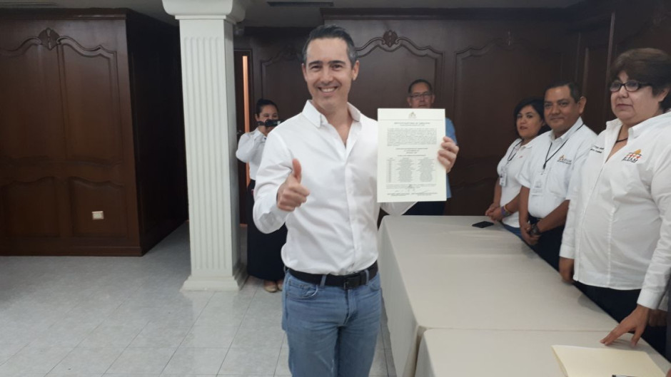 Recibe JR constancia de candidato a alcalde
