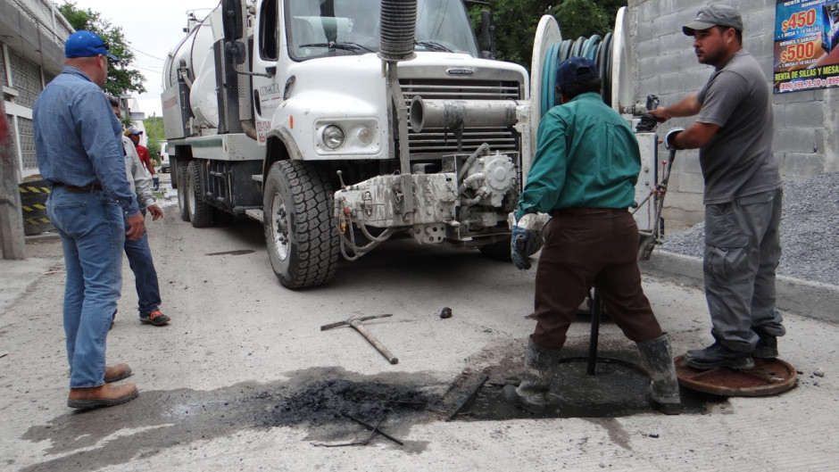 Se congratulan vecinos por saneamiento en la colonia El Anhelo