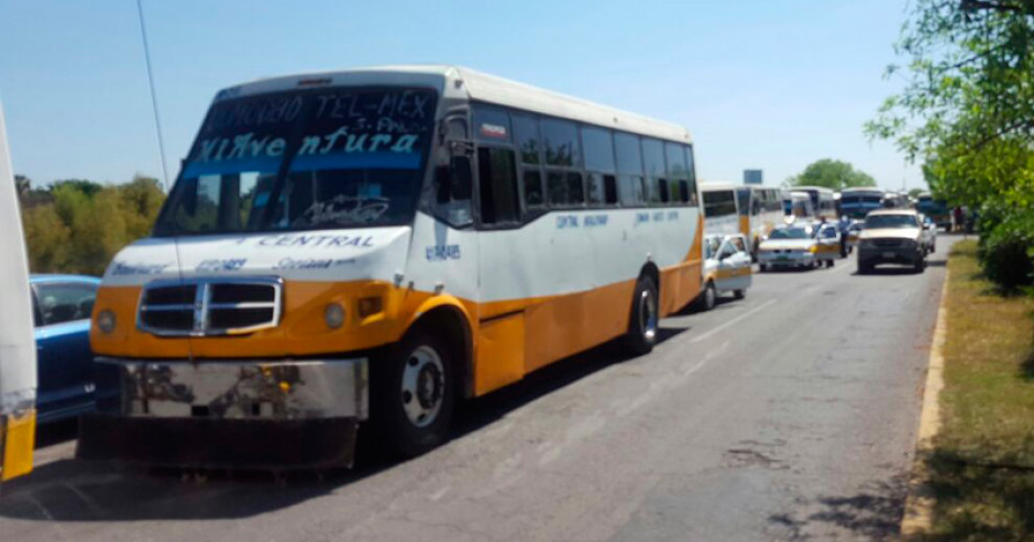 Choferes de transportes públicos hacen manifestación 