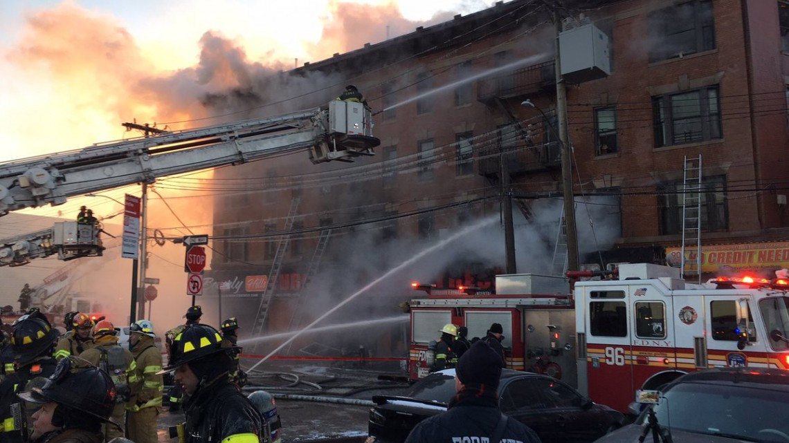 Un nuevo incendio despierta al Bronx, Nueva York 