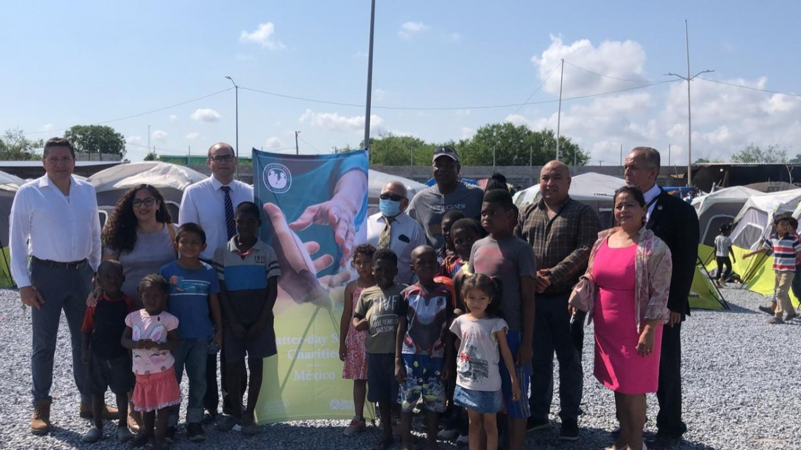 Donan casas de campaña a albergue Senda de Vida 2