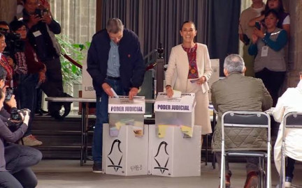 Claudia Sheinbaum vota en la elección judicial: ‘Viva la democracia’, dice tras salir de la casilla
