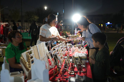 Aprovechan ciudadanos promociones del Buen Fin en Bazar UNE