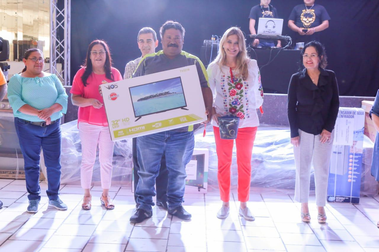 Convive Alcaldesa Maki Ortiz con trabajadores municipales