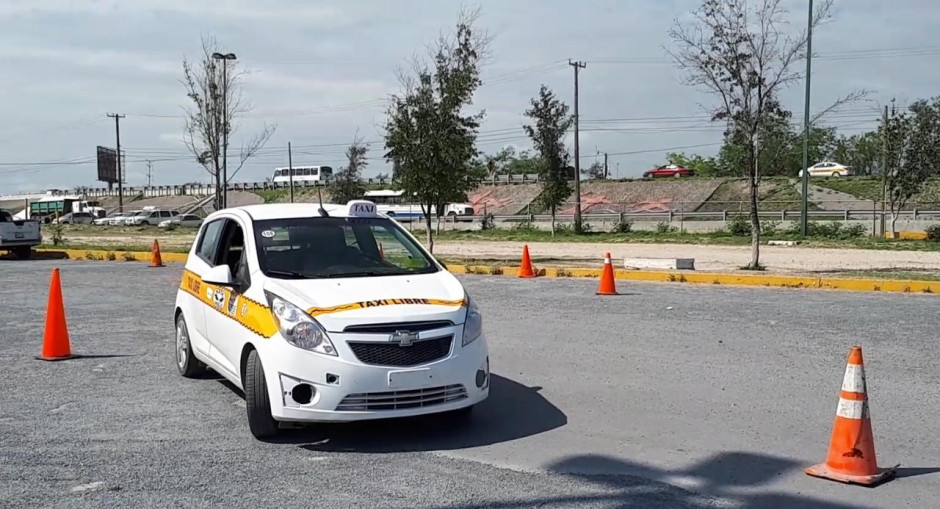 Capacitan a más de 3 mil 500 taxistas en Reynosa 