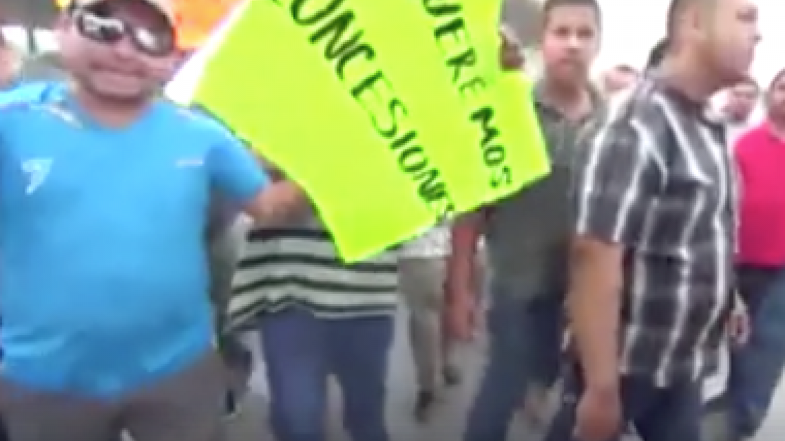 Taxistas agreden a periodista   