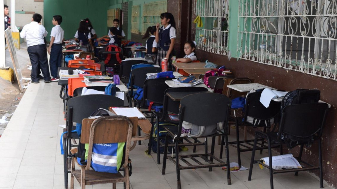 Alumnos de primaria asisten a clases sin luz