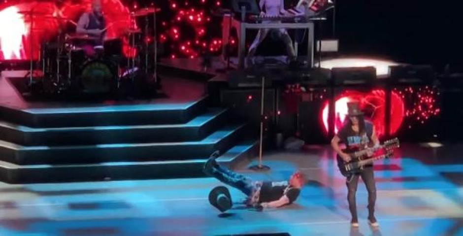 Sufre Axl Rose caída en el escenario