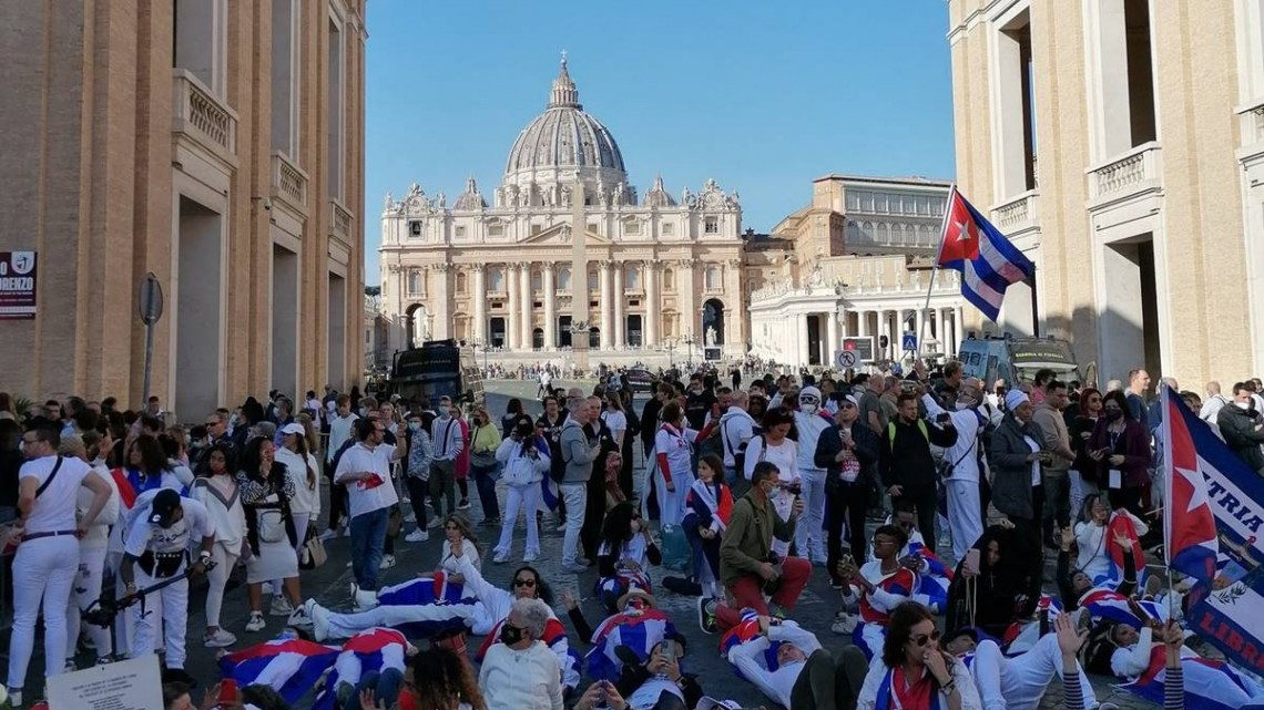 Cubanos protestan frente al Vaticano tras negativa del Papa de pronunciarse ante los abusos en su país