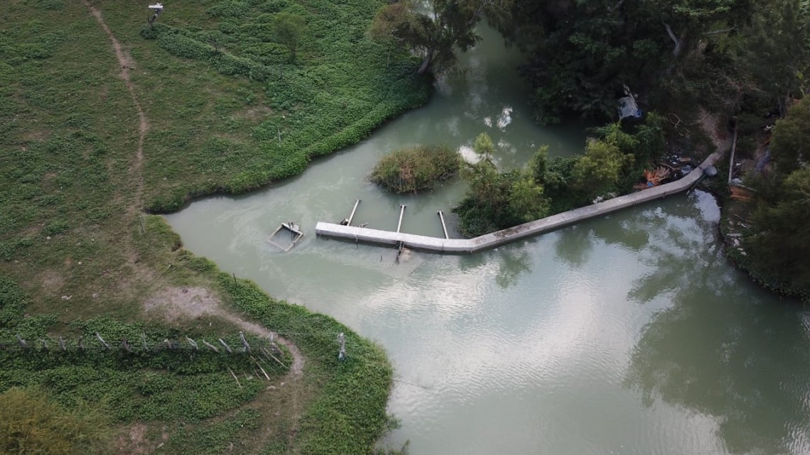 Realizan acciones preventivas en el Camalote, para evitar que el agua dulce se fugue