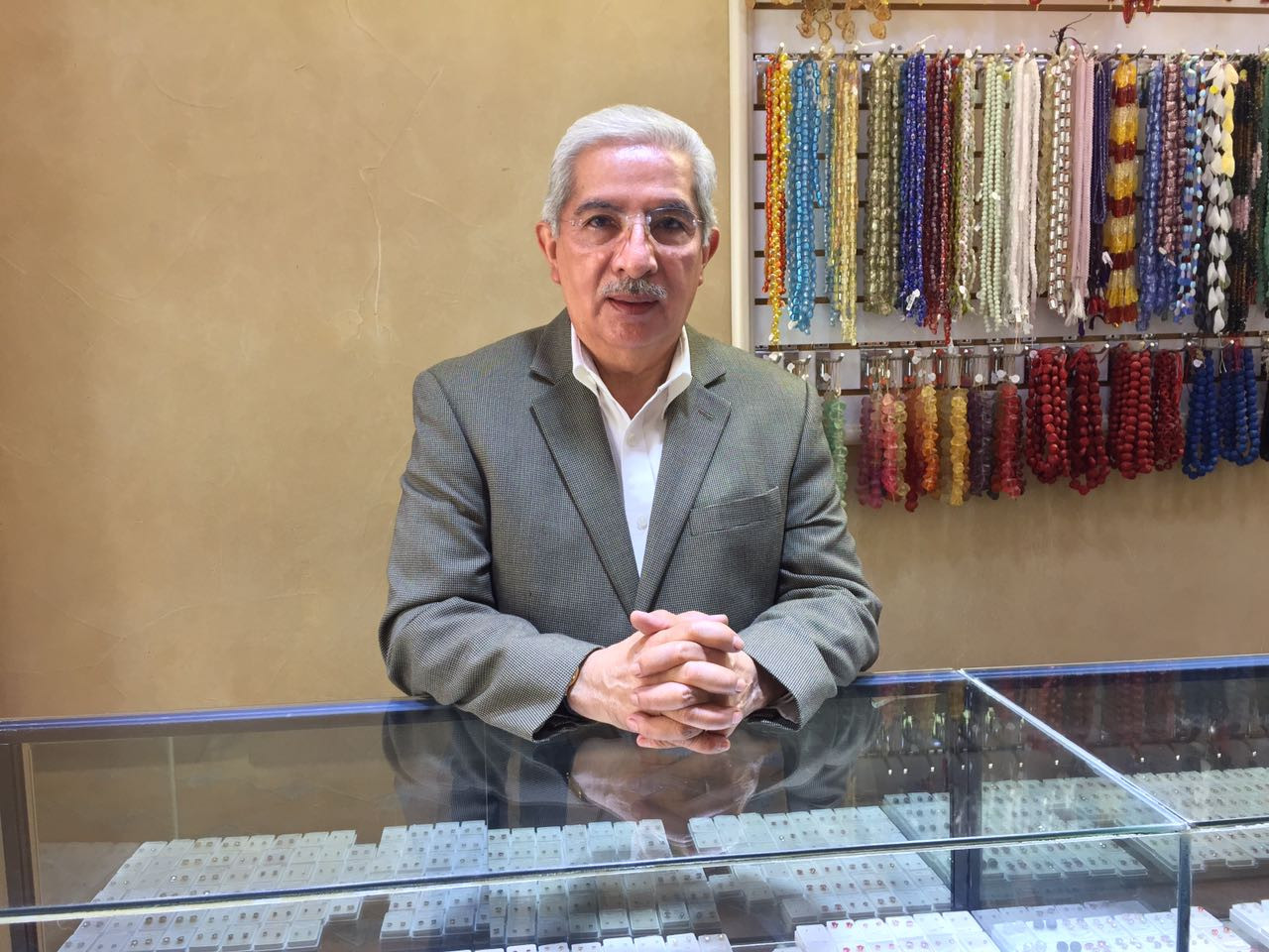 Ofrecen comerciantes descuentos a graduados