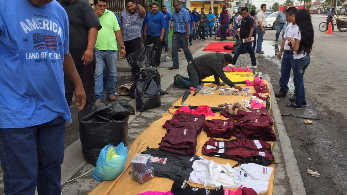 Comerciantes hacen su agosto con la visita de AMLO