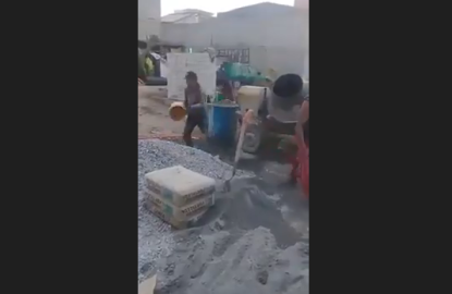 Hombre invidente sorprende en su trabajo de albañil