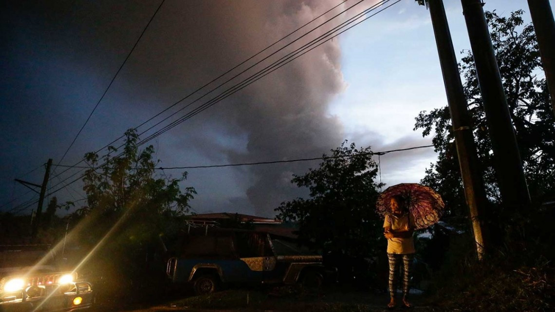 Miles de personas son evacuadas en Filipinas por alerta volcánica