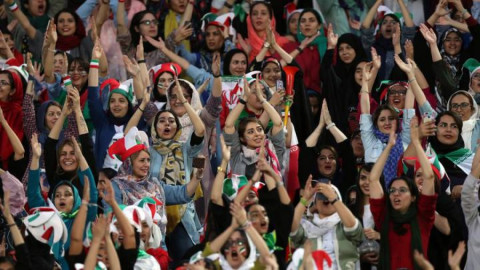 Mujeres iraníes hacen historia al entrar a estadio de futbol 