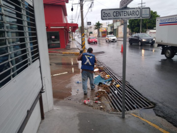 No tirar basura en la vía pública evitará la acumulación de agua