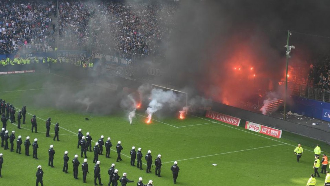 #Galería El Hamburgo desciende y sus ultas generan caos en la tribuna