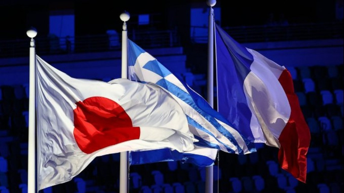 Se apaga la llama olímpica en Tokio; pasan estafeta a París 